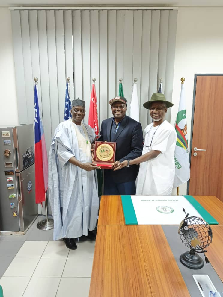Receiving a plaque at the National Assembly - Image 2